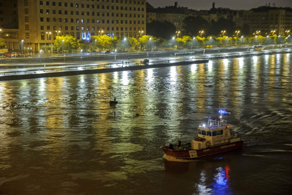 Ουγγαρία: Τραγωδία με σύγκρουση τουριστικών ποταμόπλοιων – Στους 7 οι νεκροί και φόβοι ότι θα αυξηθούν (Video & Photos)
