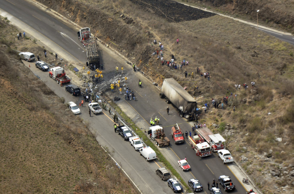 Μεξικό: Τραγωδία με 21 νεκρούς – Λεωφορείο συγκρούστηκε με φορτηγό (Photos)