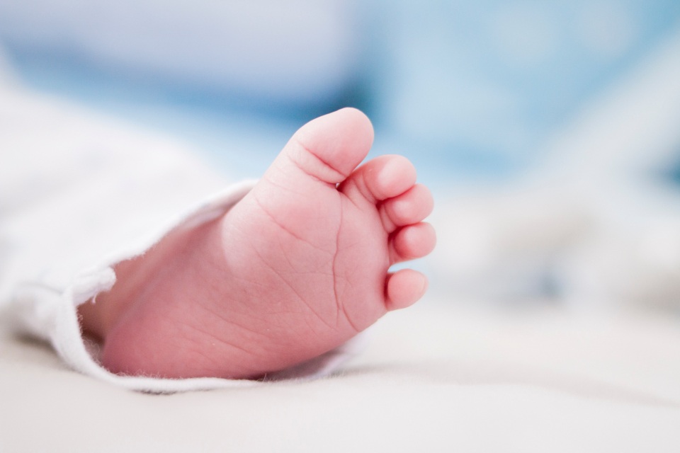 Το μικρότερο μωρό στον κόσμο βγήκε από το νοσοκομείο μετά από πέντε μήνες
