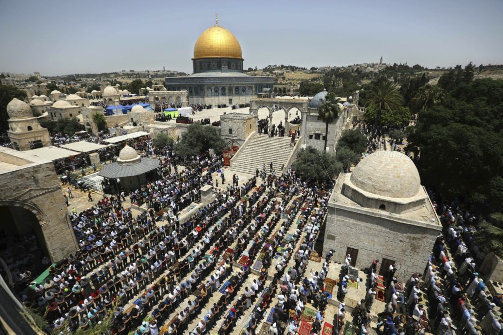 Ιερουσαλήμ: 250.000 άτομα κατέκλυσαν το τέμενος Αλ Άκσα για να προσευχηθούν (Photos)