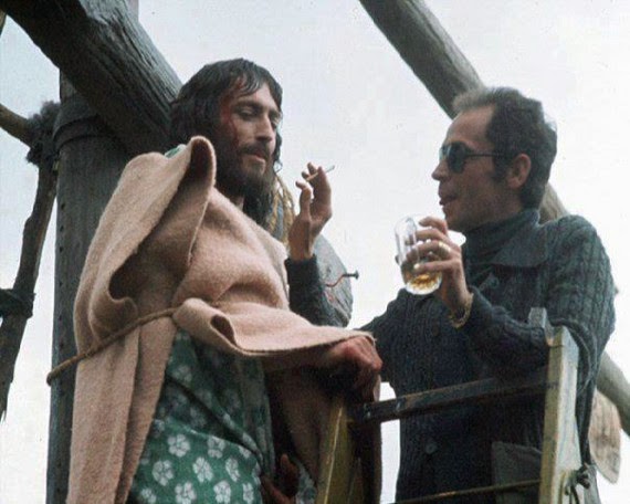 «Ο Ιησούς από τη Ναζαρέτ»:  Ο Τζεφιρέλι άφησε ώρες τον Ρόμπερτ Πάουελ στον σταυρό, με κουβέρτα και τσιγάρο