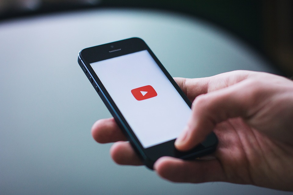 Το YouTube απαγορεύει τα βίντεο που προωθούν το μίσος, τις διακρίσεις, τον απομονωτισμό