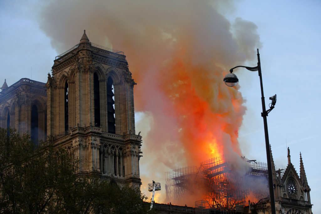 Ανοικτό το ενδεχόμενο η πυρκαγιά στην Παναγία των Παρισίων να οφείλεται σε αμέλεια