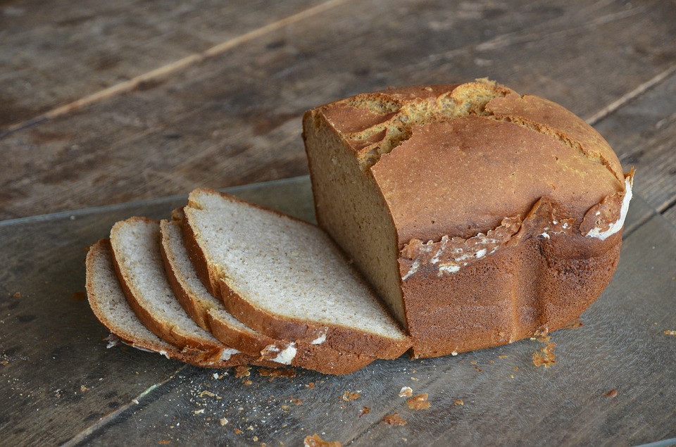Πρέπει να «κόβουμε» το ψωμί όταν κάνουμε διατροφή;