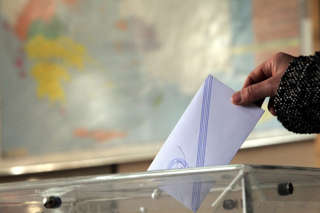 Δημοσκόπηση MRB: Στο 7,6% η ψαλίδα ΣΥΡΙΖΑ-ΝΔ, «κλειδί» η ψήφος των αναποφάσιστων