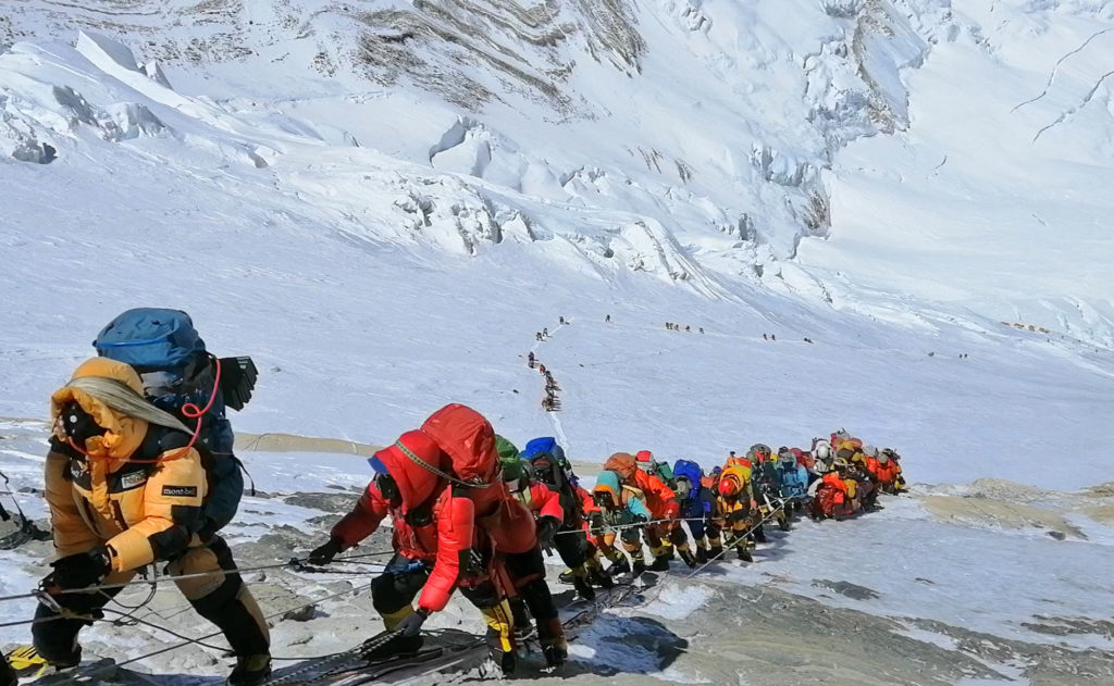 Πώς εξηγούν ειδικοί την απότομη αύξηση των ορειβατών που πεθαίνουν στη «ζώνη θανάτου» του Έβερεστ