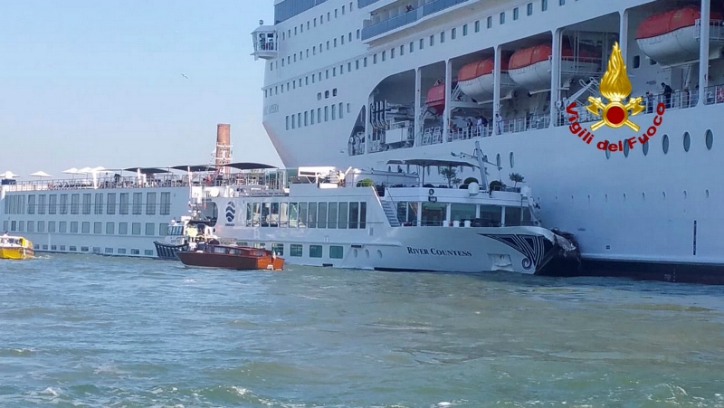 Τεράστιο κρουαζιερόπλοιο συγκρούστηκε με μικρότερο σκάφος στη Βενετία – πέντε ελαφρά τραυματίες