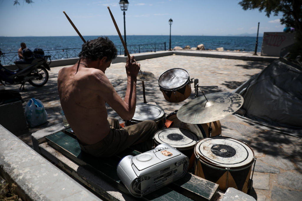 Άφησε την κάλπη για να παίξει… ντραμς στην παραλία! (Photos)