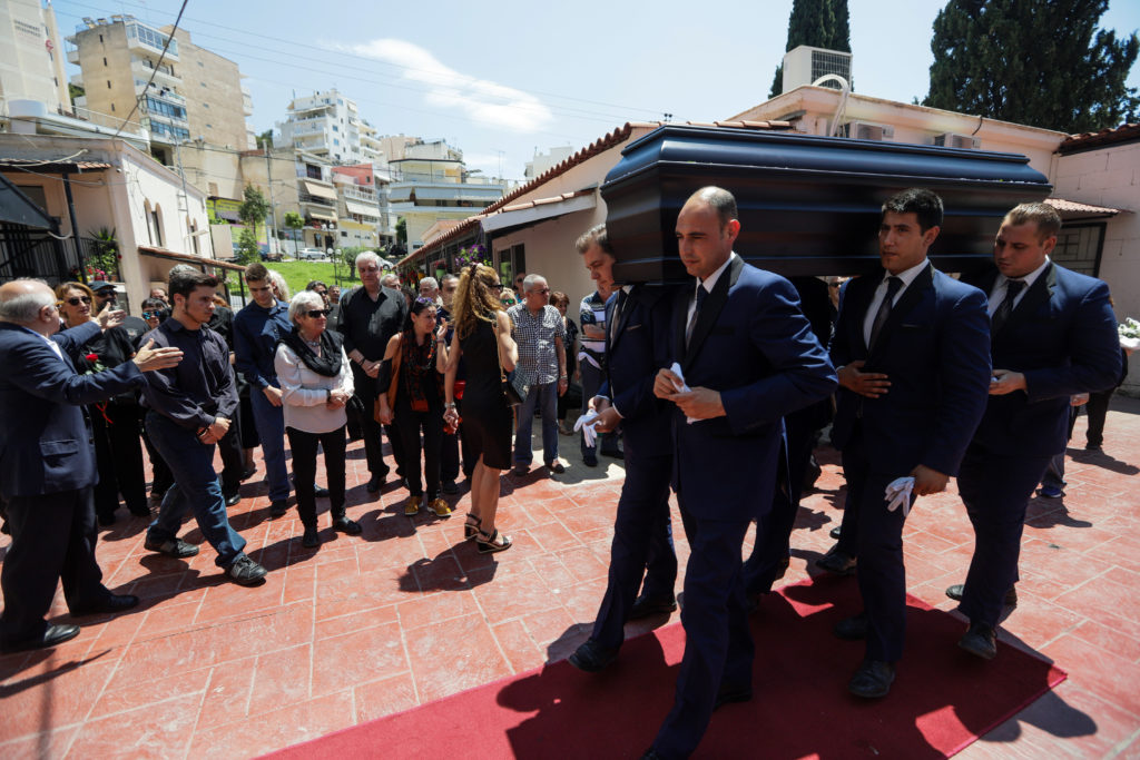 Πλήθος κόσμου στην κηδεία του Κώστα Ευριπιώτη (Photos)