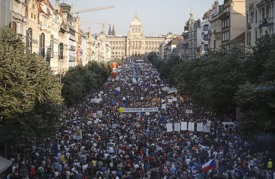 Η μεγαλύτερη διαδήλωση των τελευταίων δεκαετιών στην Τσεχία – Ζητούν την παραίτηση του Μπάμπις