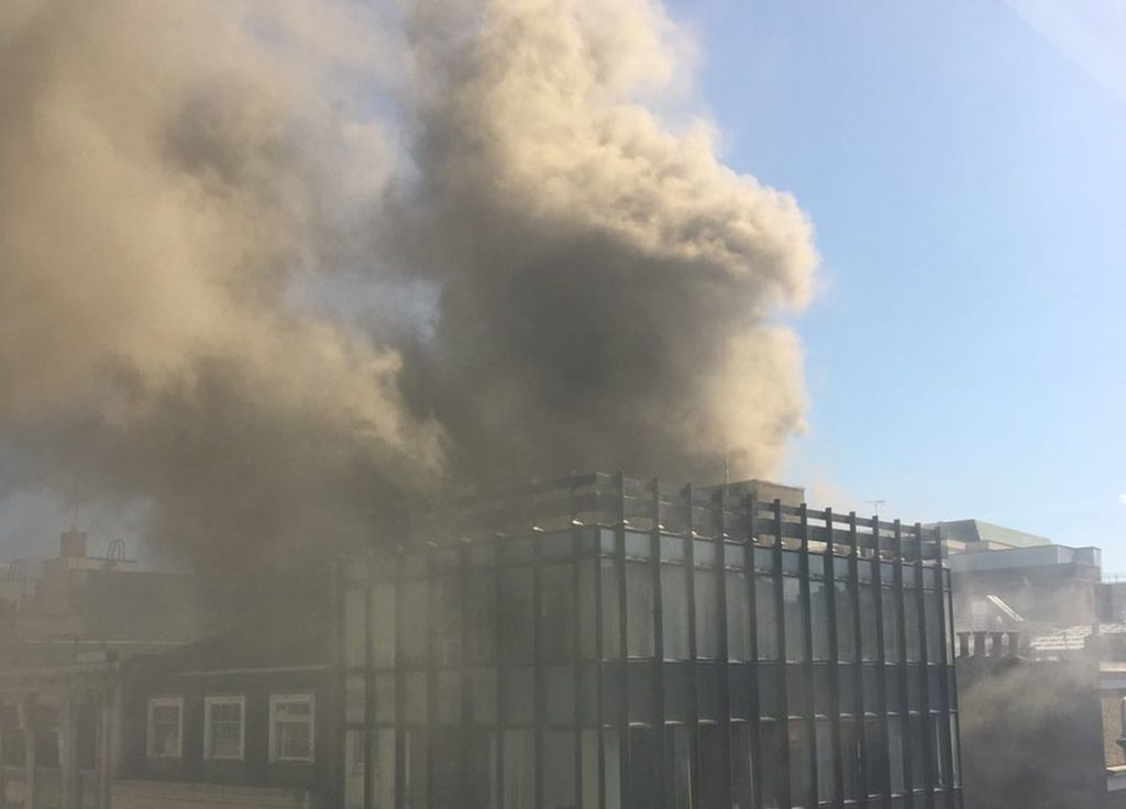 Μεγάλη πυρκαγιά σε κτίριο στο Μέιφερ του Λονδίνου (Video)
