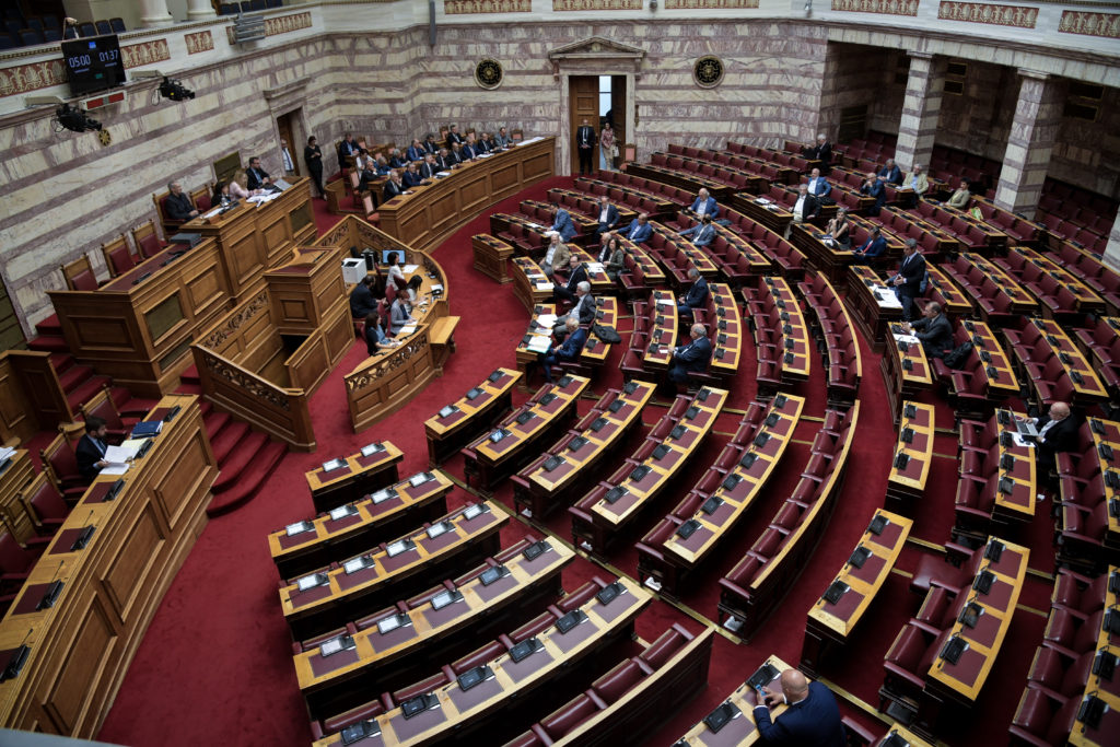 Βουλή: Ψήφιση της τροπολογίας για τη κατάργηση της μείωσης του αφορολόγητου – Τελευταία συνεδρίαση της Ολομέλειας