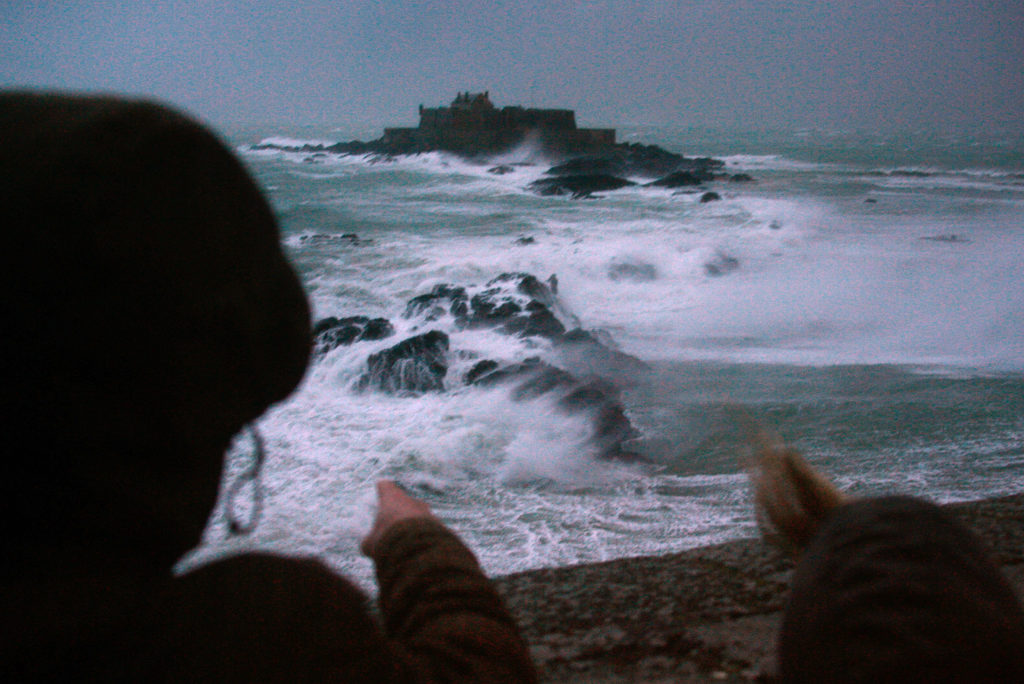 Γαλλία: Τρεις διασώστες χάθηκαν στη θάλασσα εν μέσω της καταιγίδας Μιγκέλ