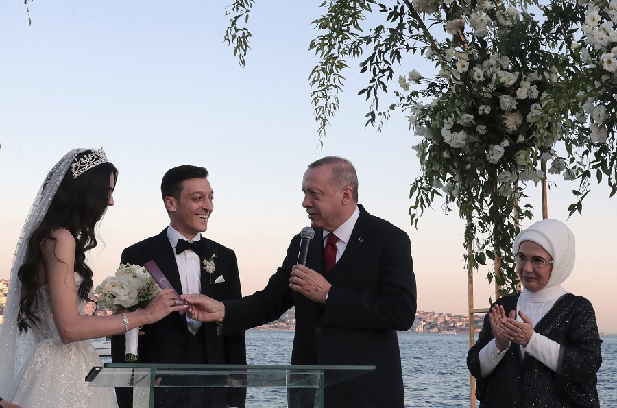 Νέες φωτιές «ανάβει» ο Οζίλ στη Γερμανία: Παντρεύτηκε με μάρτυρα τον… Ερντογάν (Photos)