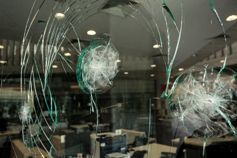 Επίθεση με βαριοπούλες σε τράπεζα στη λεωφόρο Συγγρού