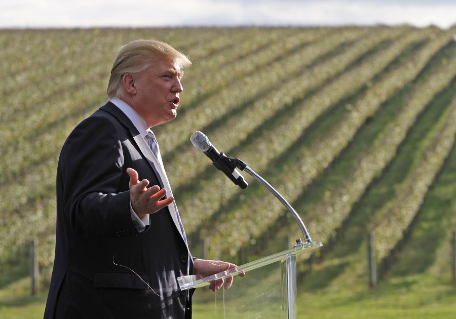 Ο Τραμπ σκέφτεται να φορολογήσει το γαλλικό κρασί