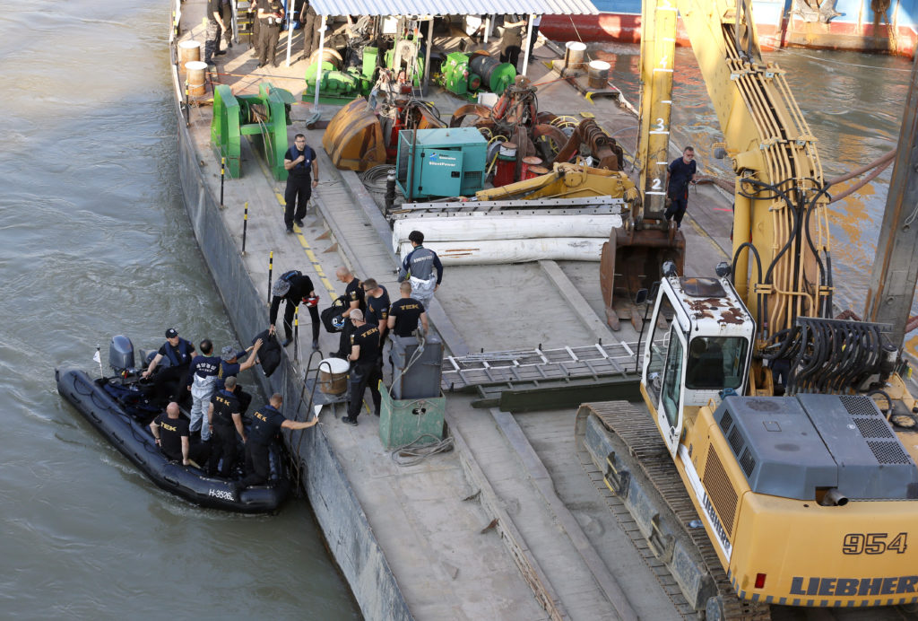 Ουγγαρία: Αρχίζει η ανέλκυση του τουριστικού σκάφους που βυθίστηκε με τους 20 νεκρούς και τους 8 αγνοούμενους