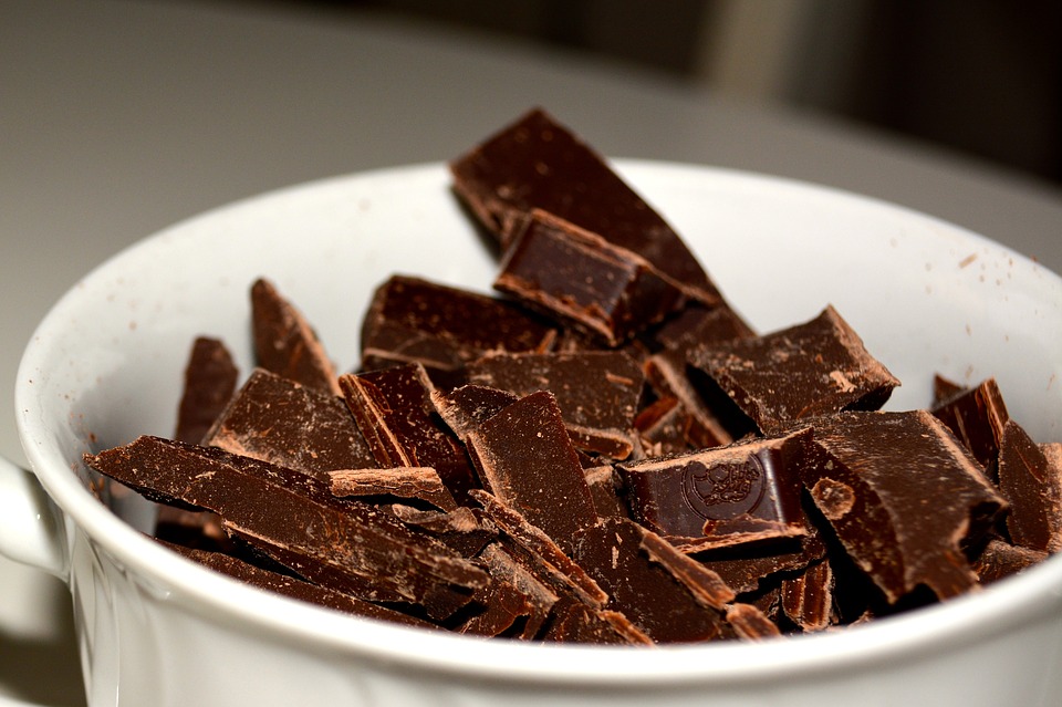 6 σοβαροί λόγοι για να βάλετε στη ζωή σας τη μαύρη σοκολάτα