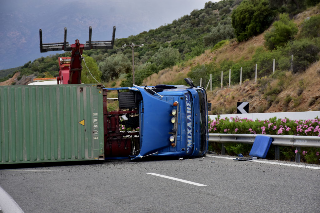 Ένας τραυματίας από ανατροπή νταλίκας στην Κορίνθου – Τριπόλεως (Photos)