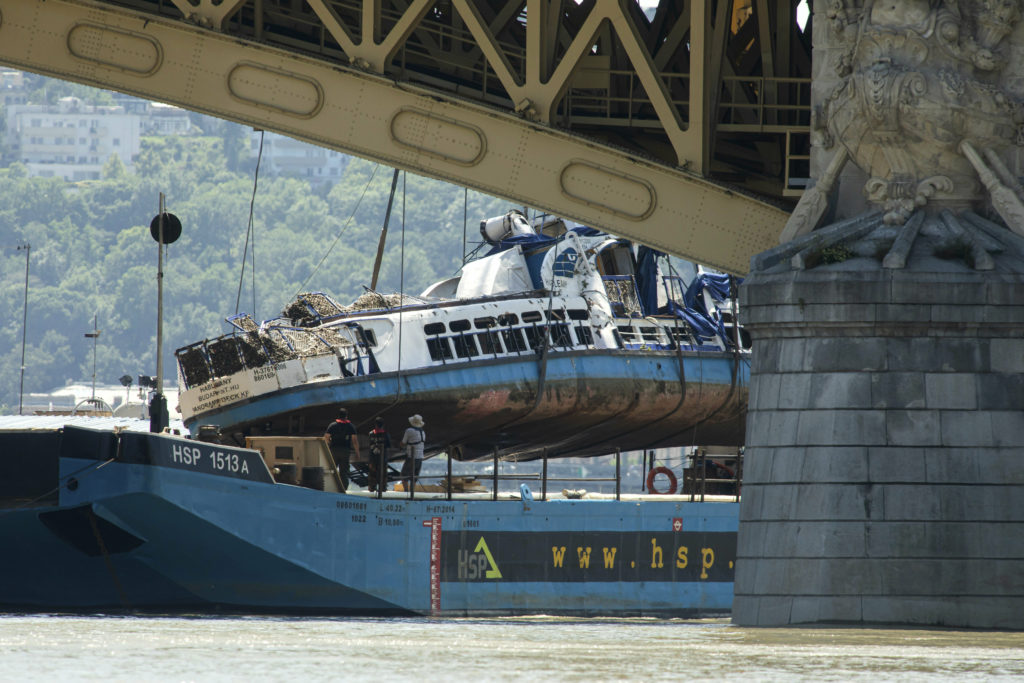 Βουδαπέστη: Μακάβρια ευρήματα κατά την ανέλκυση του πλοίου από τον Δούναβη (Photos + Video)
