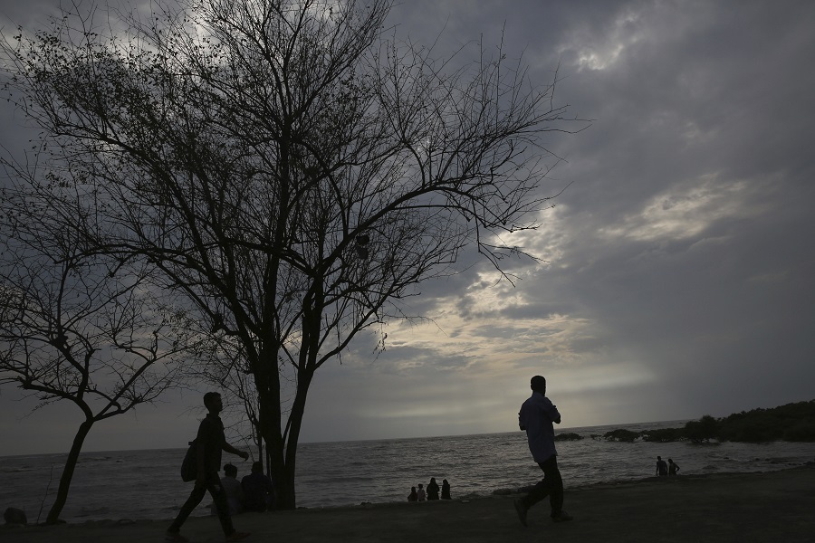 «Τρελάθηκε» ο καιρός στην Ινδία: 4 νεκροί από τον καύσωνα στα βόρεια – Περιμένουν κυκλώνα στα δυτικά