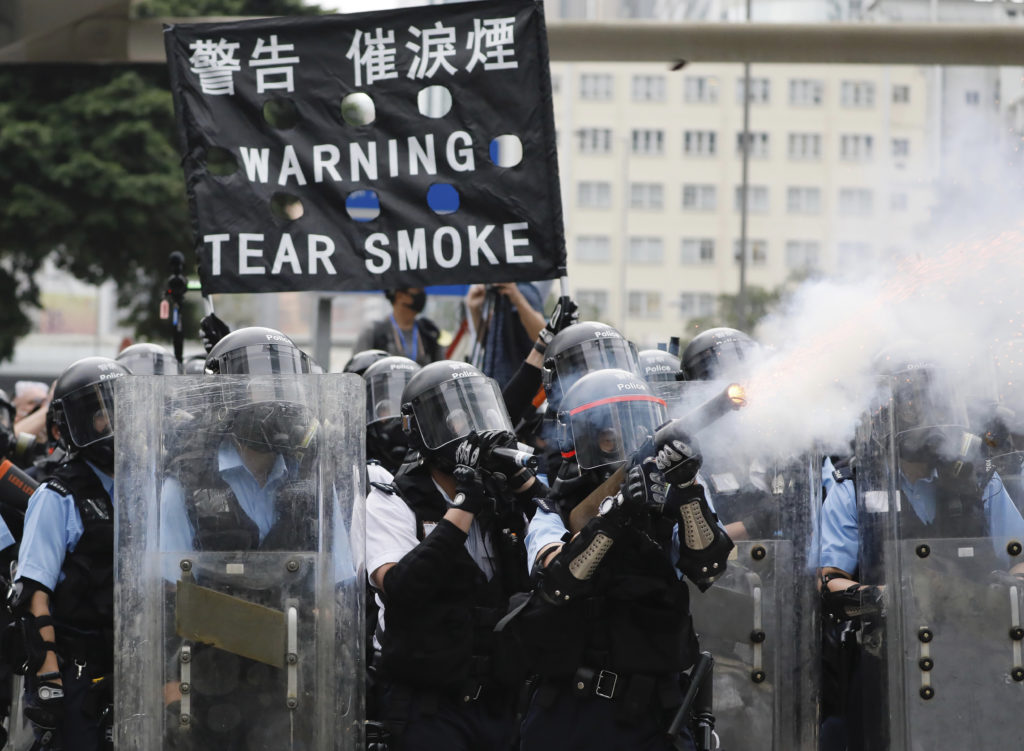 Αγριεύει η κατάσταση στο Χονγκ Κονγκ- Ξύλο και δακρυγόνα έξω από το κοινοβούλιο (Photos – Video)