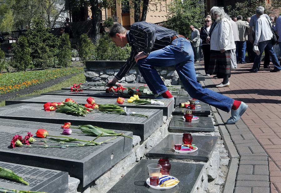 Οργή στην Ουκρανία: Τουρίστες τραβούν ασεβείς σέλφι μπροστά στο Τσέρνομπιλ (Photos)