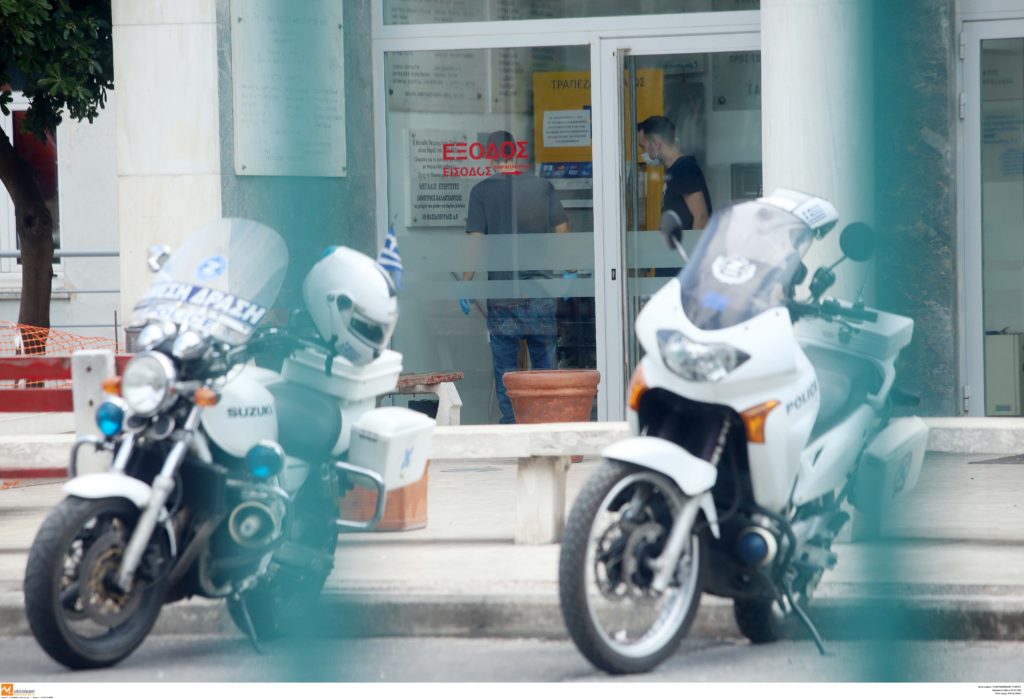 Θεσσαλονίκη: «Άρωμα» τρομοκρατίας πίσω από τη σύλληψη των ληστών του ΑΧΕΠΑ – Οδηγούνται στον Εισαγγελέα