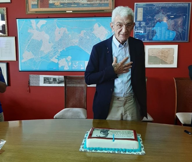 Τα γενέθλια του Μπουτάρη στο Δημαρχείο – Η τούρτα έκπληξη με τον τράγο από τους συνεργάτες του (Photos)