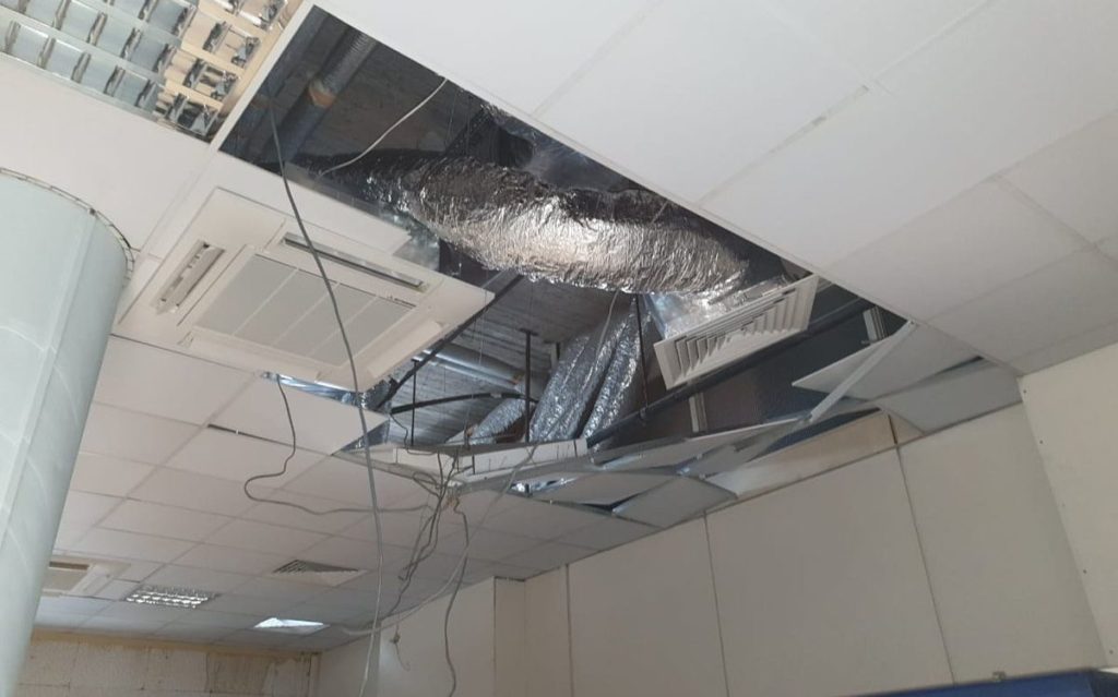 Έπεσε μέρος της οροφής στο Κέντρο Ελέγχου Εναέριας Κυκλοφορίας του αεροδρομίου της Λευκωσίας (Photos)