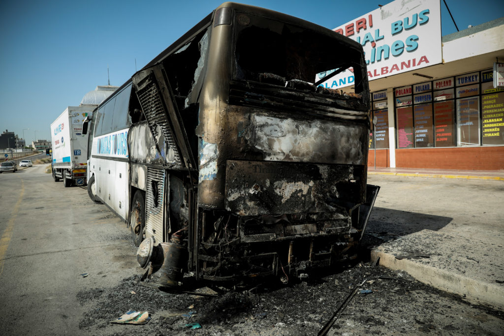 Στις φλόγες τουριστικό λεωφορείο στο Μεταξουργείο (Photos)