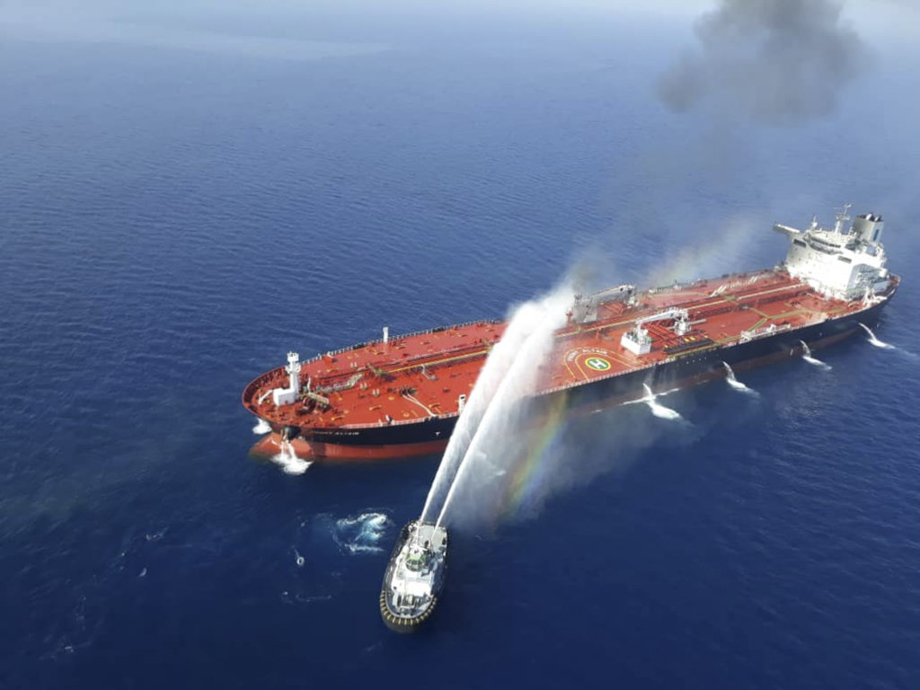 Το τάνκερ που χτυπήθηκε στον Κόλπο του Ομάν κατευθύνεται σε λιμάνι των ΗΑΕ