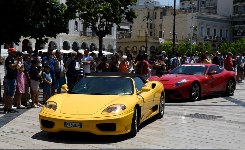 Το ιταλικό κλαμπ της Ferrari κάνει παρέλαση στην Πάτρα (εικόνες)