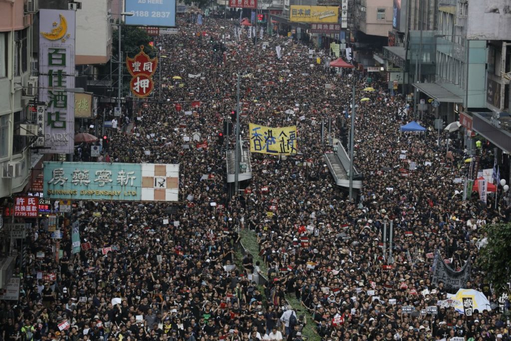 Χονγκ Κονγκ: Δεκάδες χιλιάδες διαδηλωτές ζητούν την παραίτηση της επικεφαλής της κυβέρνησης (Photos)