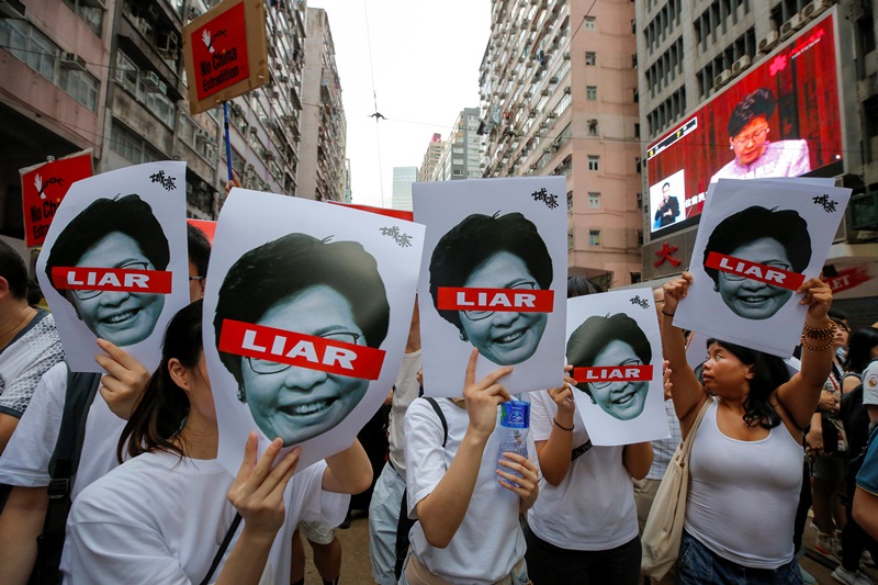 «Όπισθεν και συγγνώμη» από την κυβερνήτη του Χονγκ Κονγκ