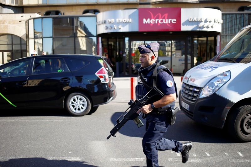 Γαλλία: Στρατιωτικός πυροβόλησε άνδρα που απειλούσε με μαχαίρι την περίπολο του
