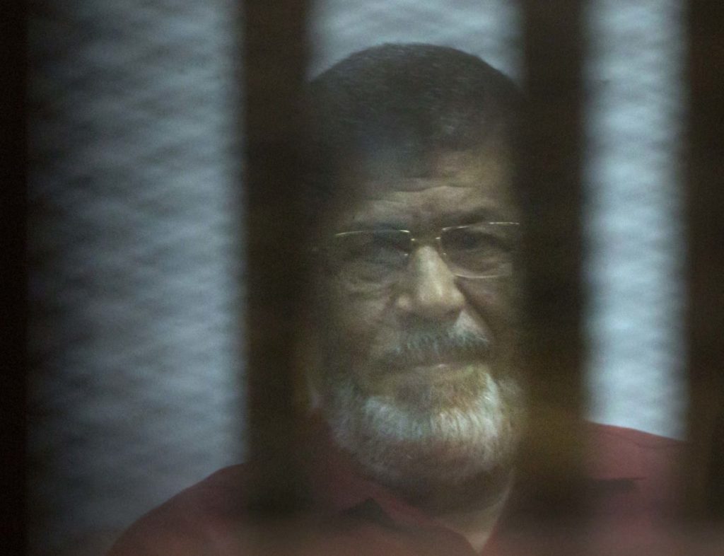 «Έφυγε» ο πρώην πρόεδρος της Αιγύπτου Μοχάμεντ Μόρσι μέσα στο δικαστήριο