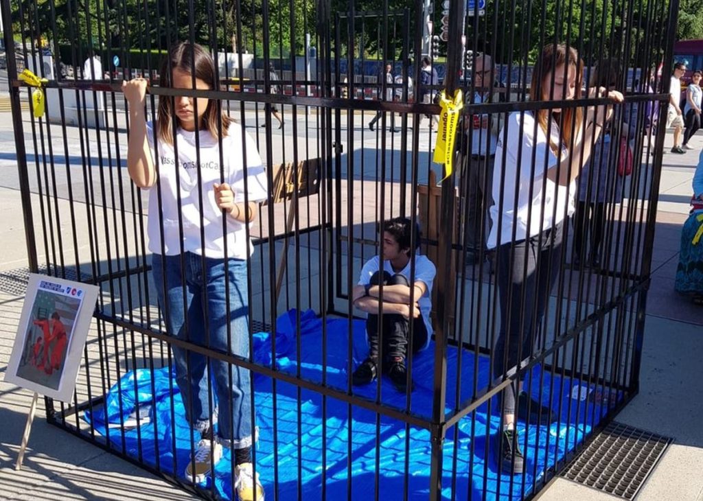 Έφηβοι κλείστηκαν σε κλουβιά για να διαμαρτυρηθούν για τη μεταναστευτική πολιτική του Τραμπ (Video)