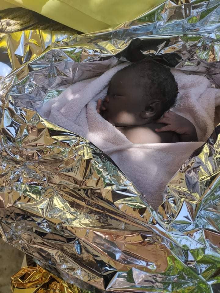 Κως: Έφερε το μωρό της σε αυλή σπιτιού – Μετανάστρια από το Καμερούν βρήκε βοήθεια και θαλπωρή στο σπίτι Ελληνίδας (Photos)