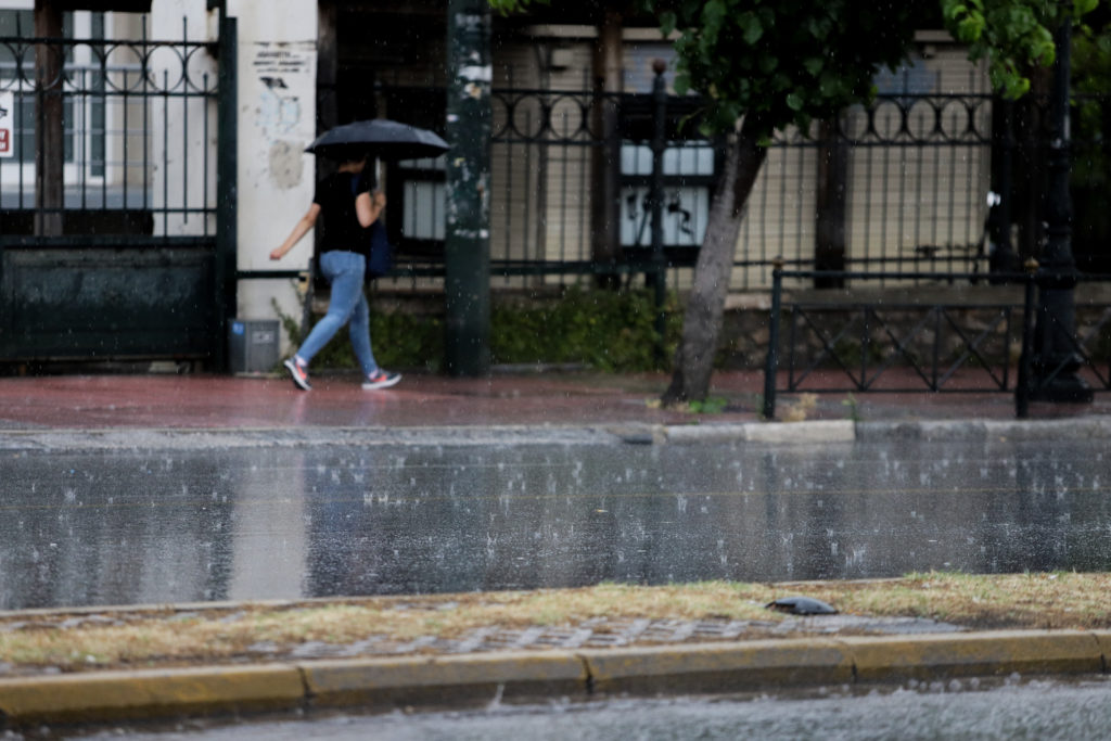 Άφαντο το καλοκαίρι: Καταιγίδες και χαλάζι το μεσημέρι!