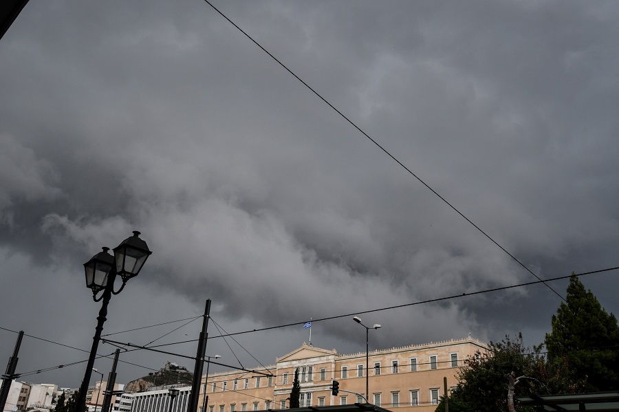 Αττική: Μέσα σε μία ώρα έπεσαν 680 κεραυνοί και 60 χιλιοστά βροχής!