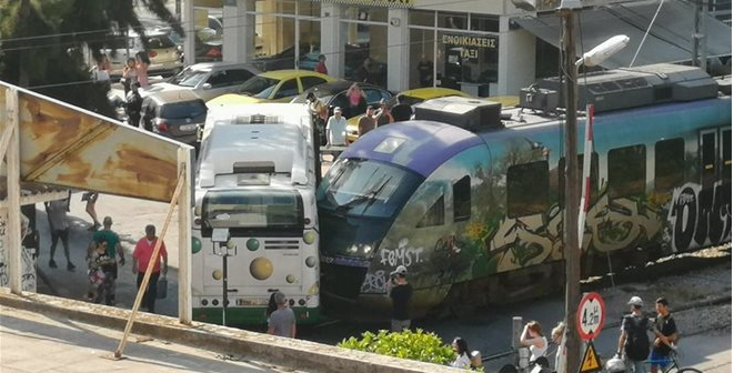 Σύγκρουση λεωφορείου με συρμό του προαστιακού στη Λιοσίων