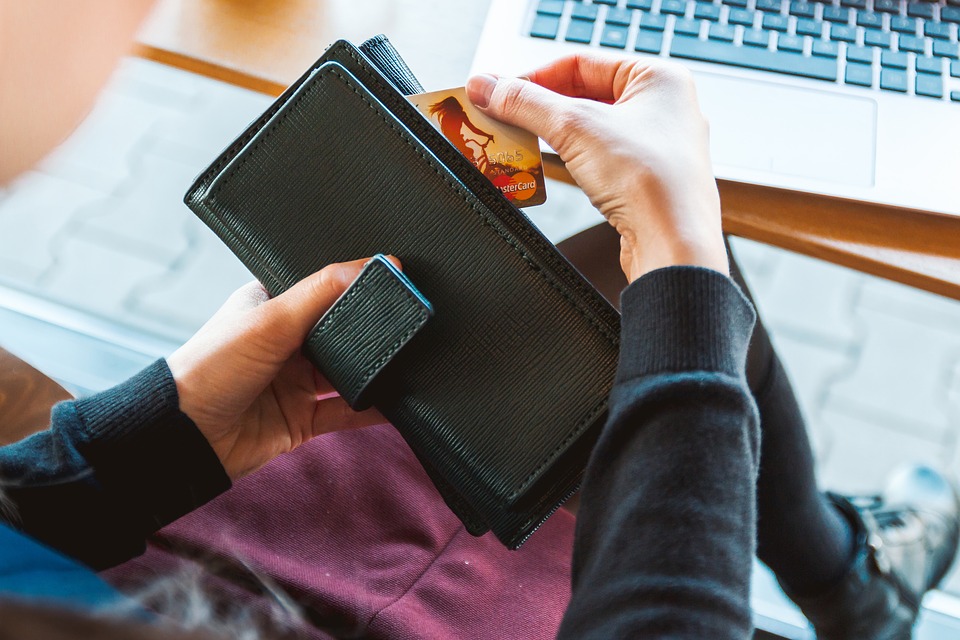 Όσο πιο πολλά χρήματα έχεις στο πορτοφόλι σου τόσο πιο εύκολα θα σου επιστραφεί αν το χάσεις