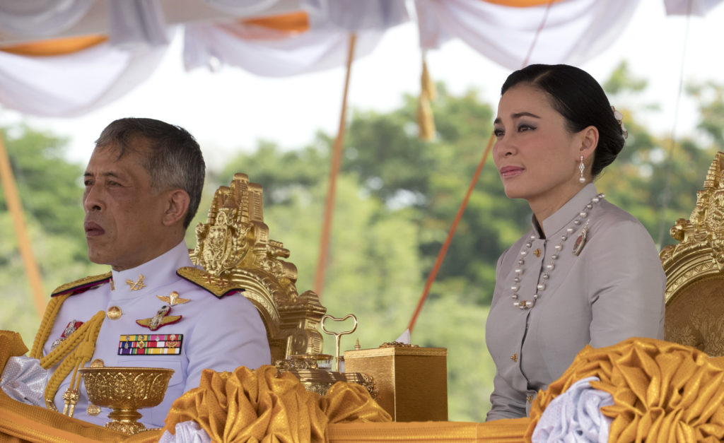 Ο εκκεντρικός βασιλιάς της Ταϊλάνδης ξαναχτυπά – Και νέα εμφάνιση με… μπουστάκι; (Photos)