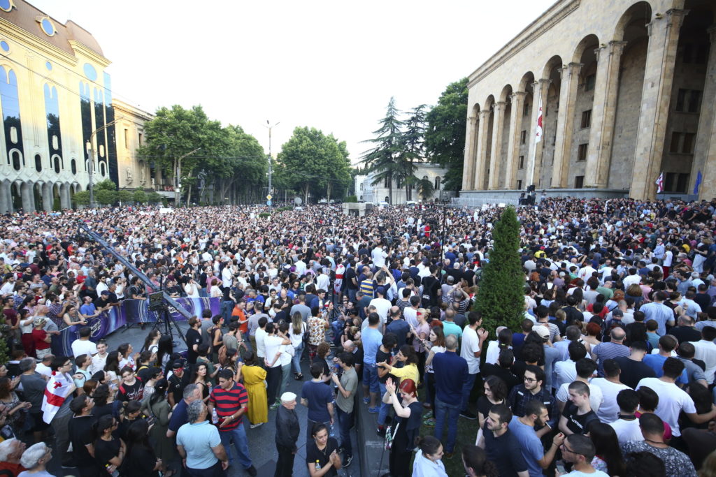 Γεωργία: Νέες διαδηλώσεις με αίτημα τη διεξαγωγή πρόωρων εκλογών