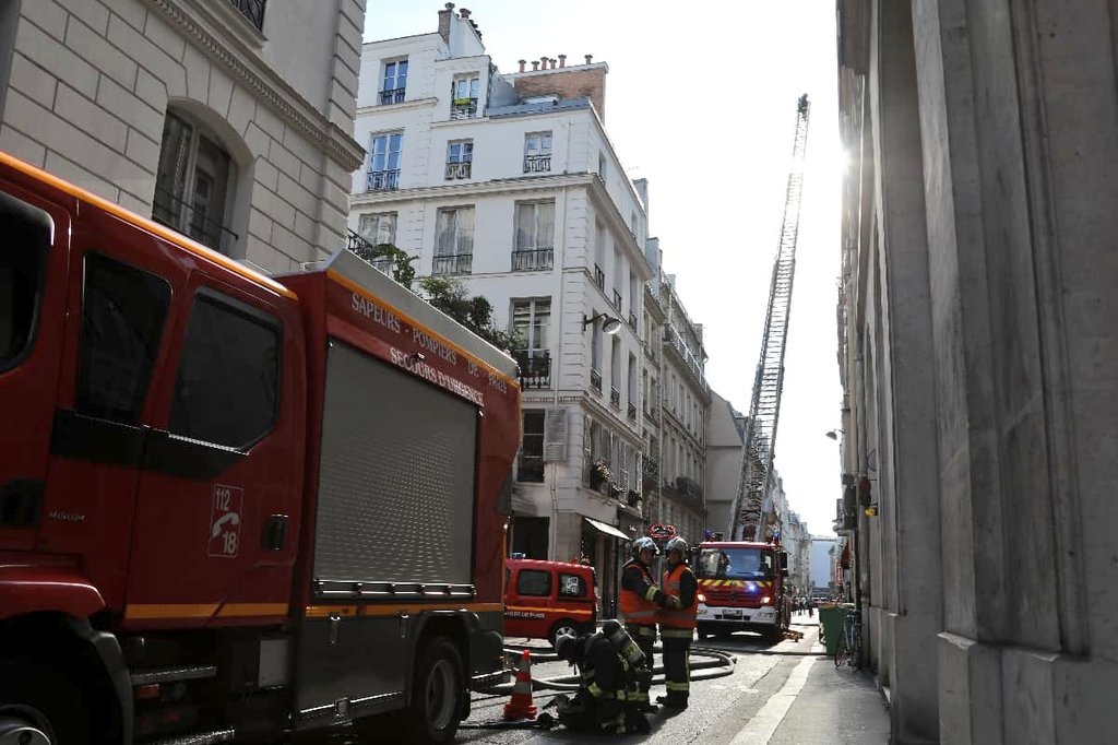 Πυρκαγιά ξέσπασε σε εξαώροφο κτίριο στο κέντρο του Παρισιού – Τρεις νεκροί