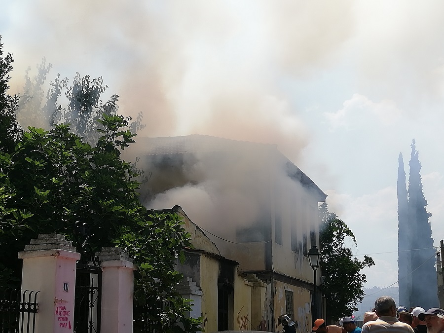 Πυρκαγιά σε μονοκατοικία στην Άνω Πόλη Θεσσαλονίκης (Photos)