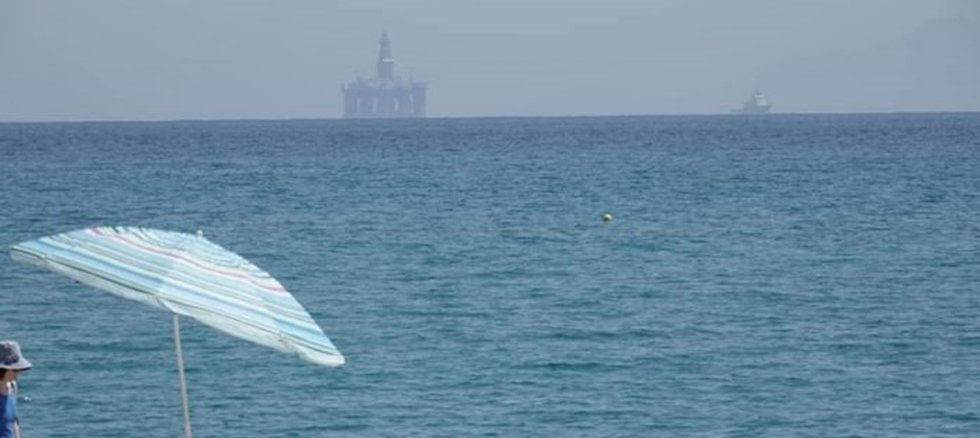 Λαχτάρισαν στο Ιόνιο με πλωτή εξέδρα πετρελαίου