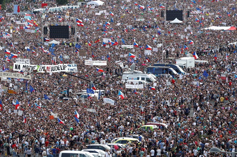 Τσεχία: Τεράστια αντικυβερνητική διαδήλωση στην Πράγα (εικόνες)