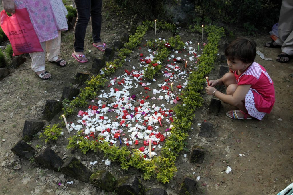 Ινδία: 129 παιδιά νεκρά από εγκεφαλίτιδα σε μια πόλη – Θρήνος και ερωτήματα
